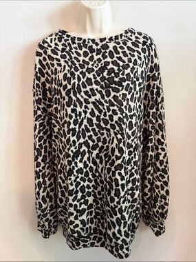 Women's Easle Cheetah - Leopard Print Long Sleeve Pullover - Black & Cream